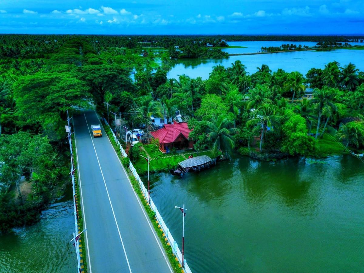 Little Chembaka Guest House คุมาราคม ภายนอก รูปภาพ