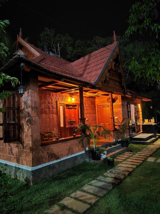 Little Chembaka Guest House คุมาราคม ภายนอก รูปภาพ