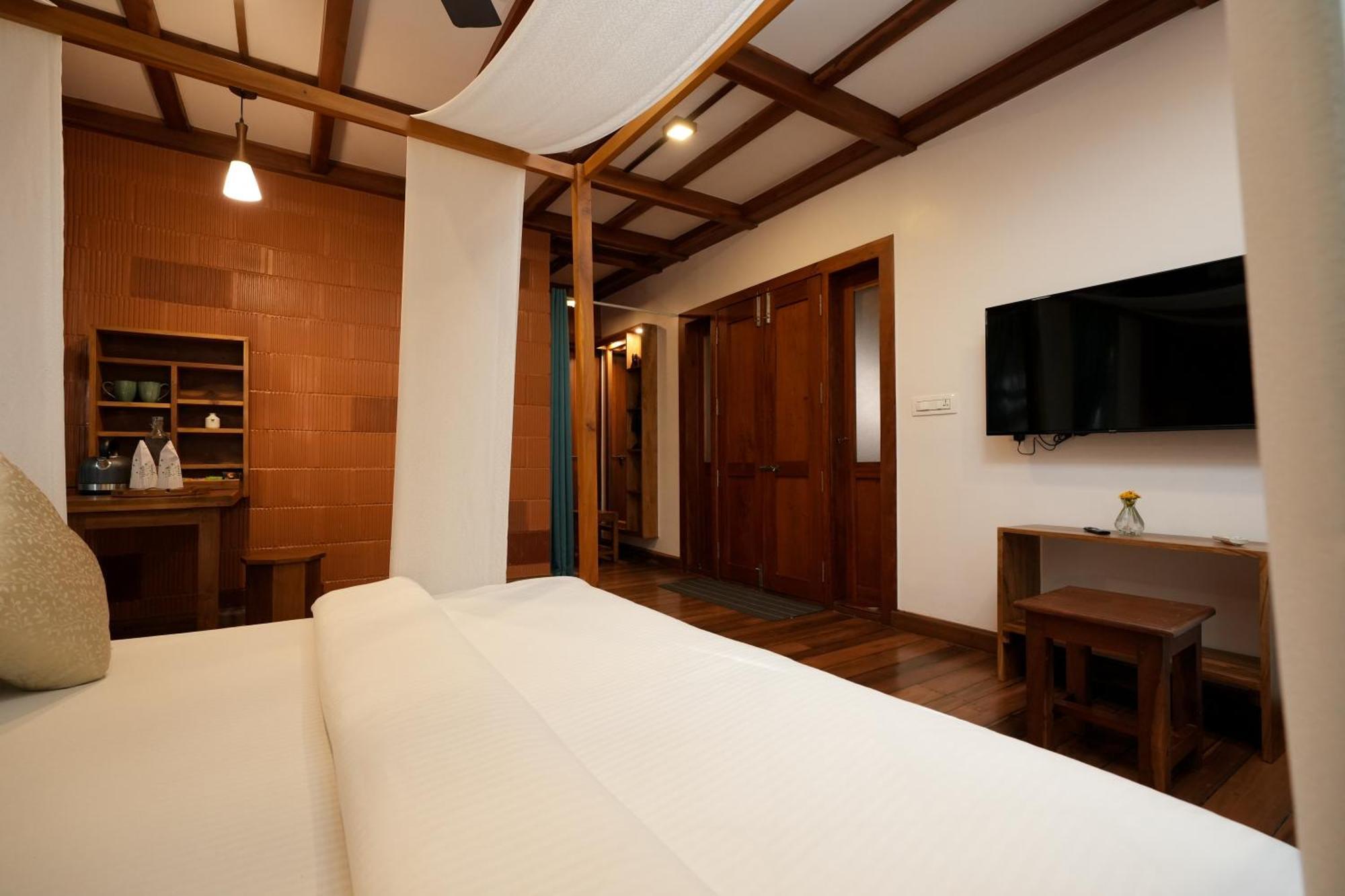 Little Chembaka Guest House คุมาราคม ภายนอก รูปภาพ