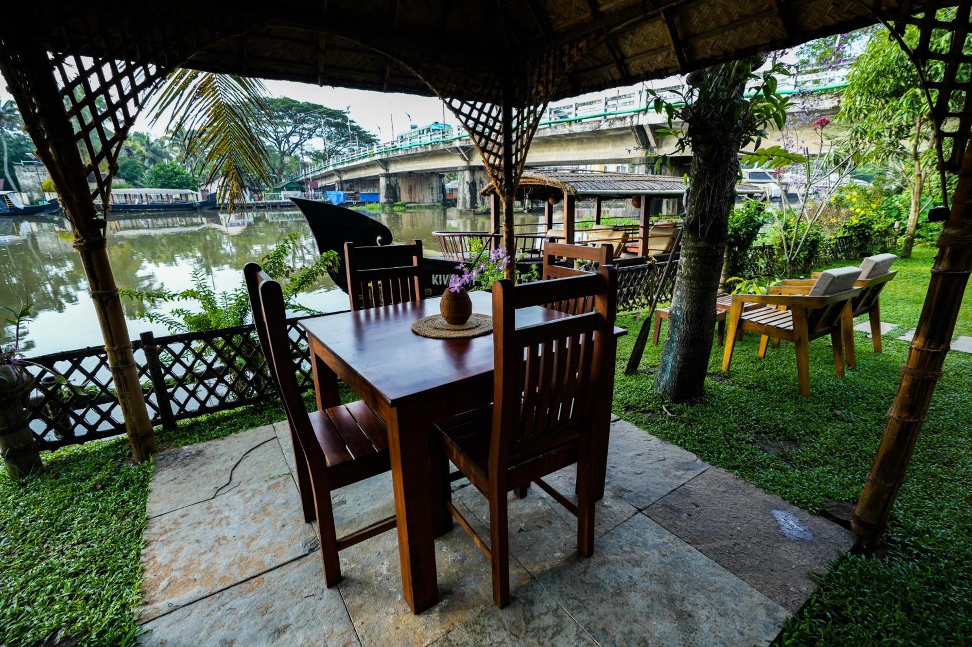 Little Chembaka Guest House คุมาราคม ภายนอก รูปภาพ
