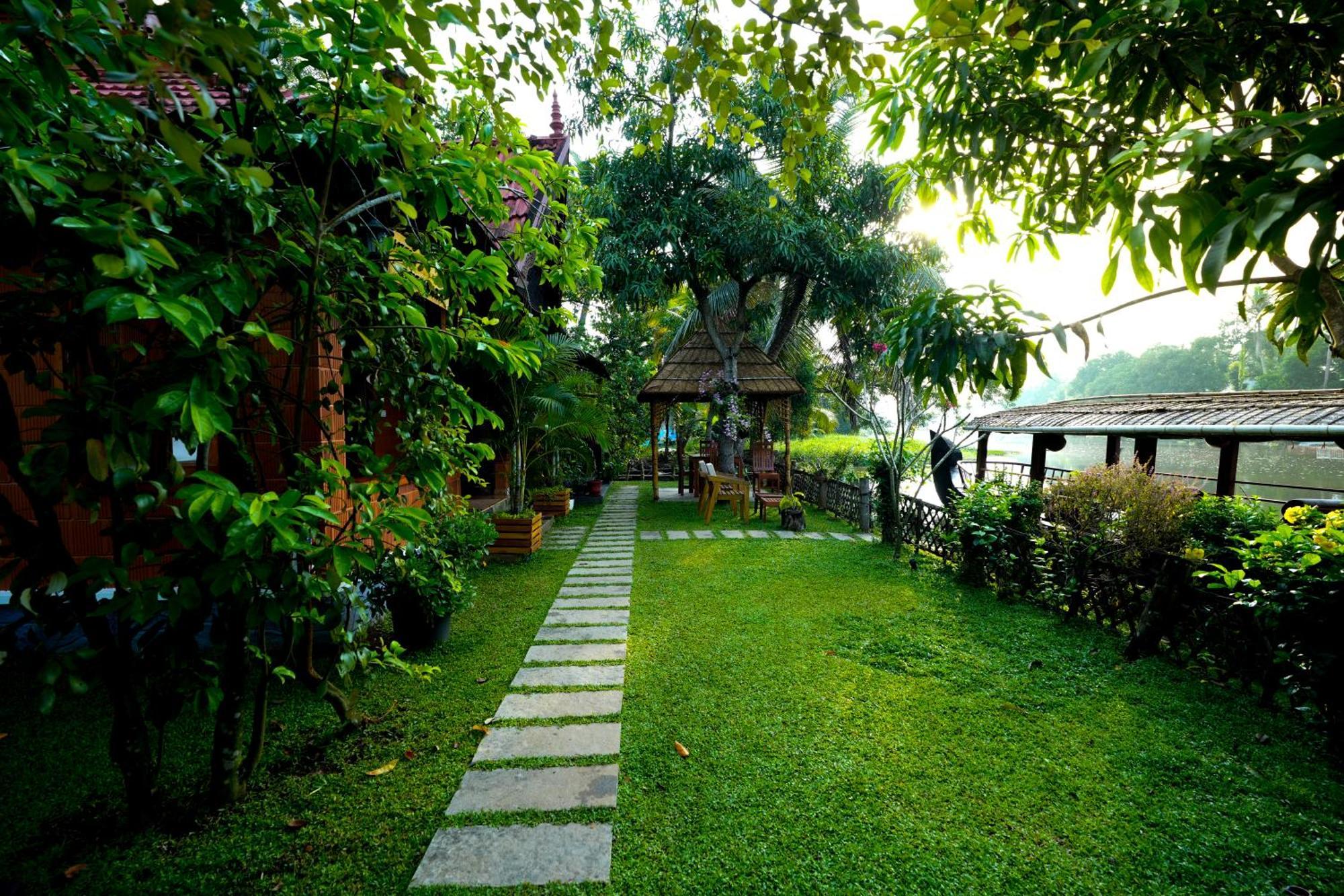 Little Chembaka Guest House คุมาราคม ภายนอก รูปภาพ